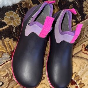 Bogs Riley Youth size 3 Slip-On Boots. They are low-top, waterproof